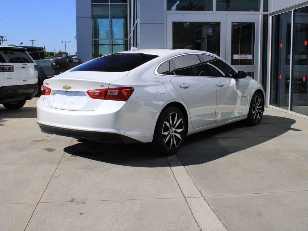 Used 2017 Chevrolet Malibu LT w/ Leather Package FWD image 4