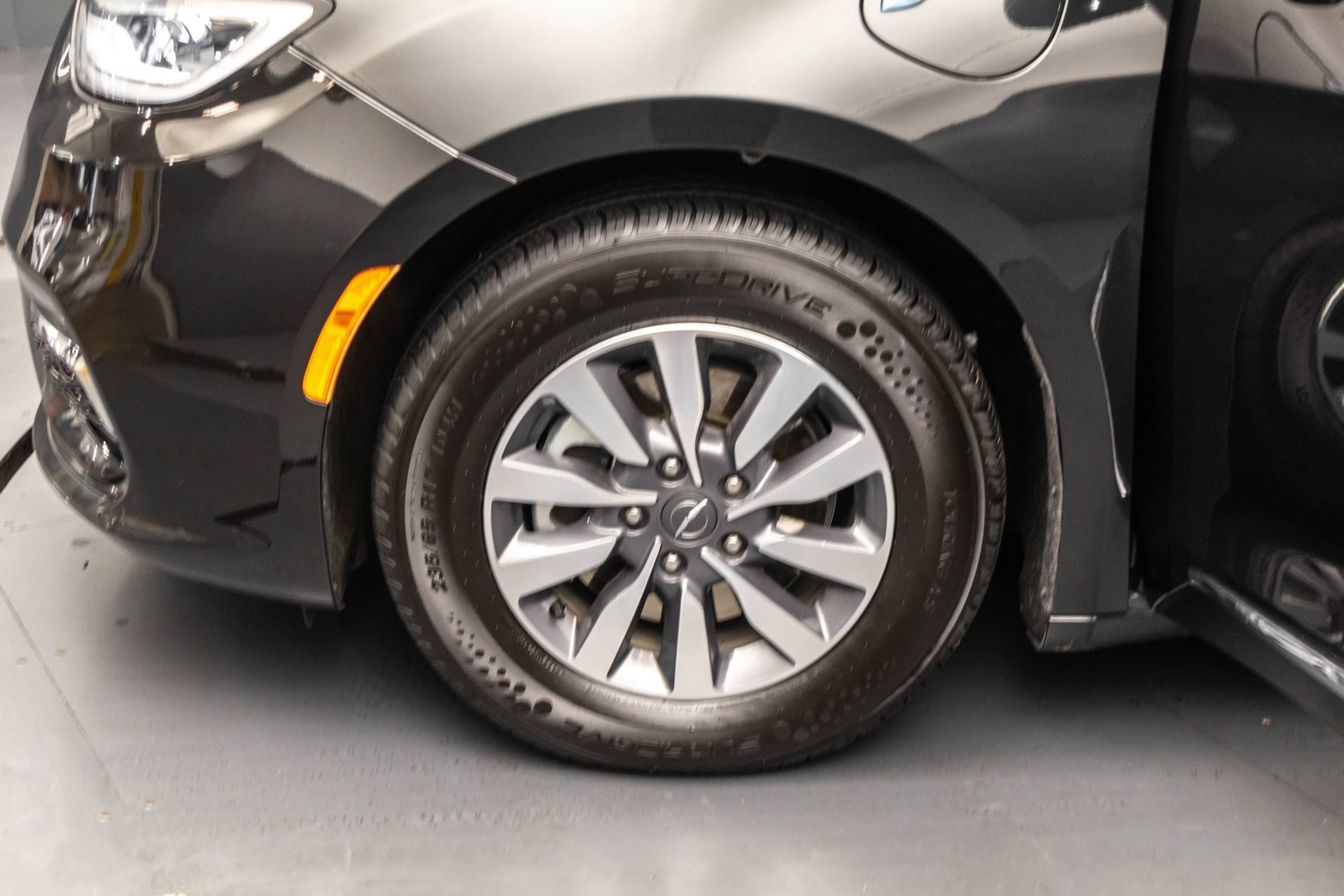 Used 2023 Chrysler Pacifica Limited FWD image 43