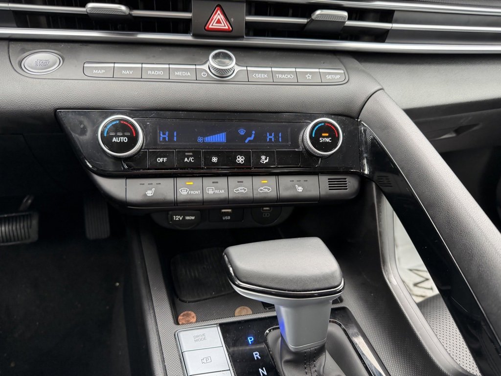 Used 2025 Hyundai Elantra Limited image 10