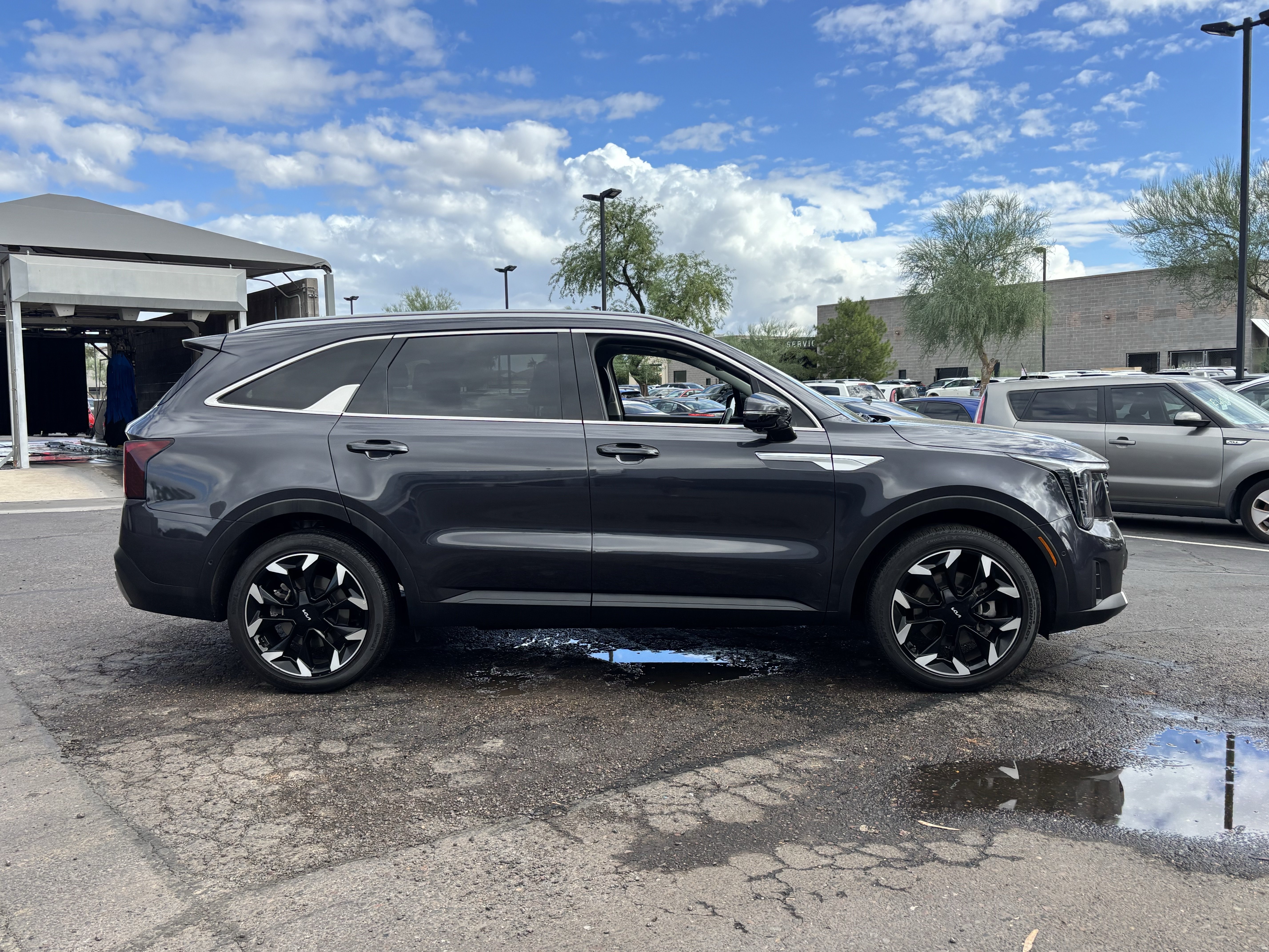 Used 2025 Kia Sorento SX FWD image 2