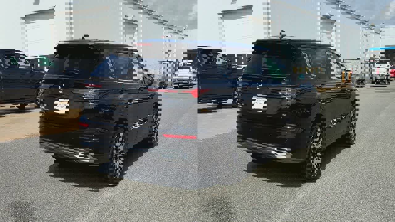 Used 2025 Mitsubishi Outlander SE image 14