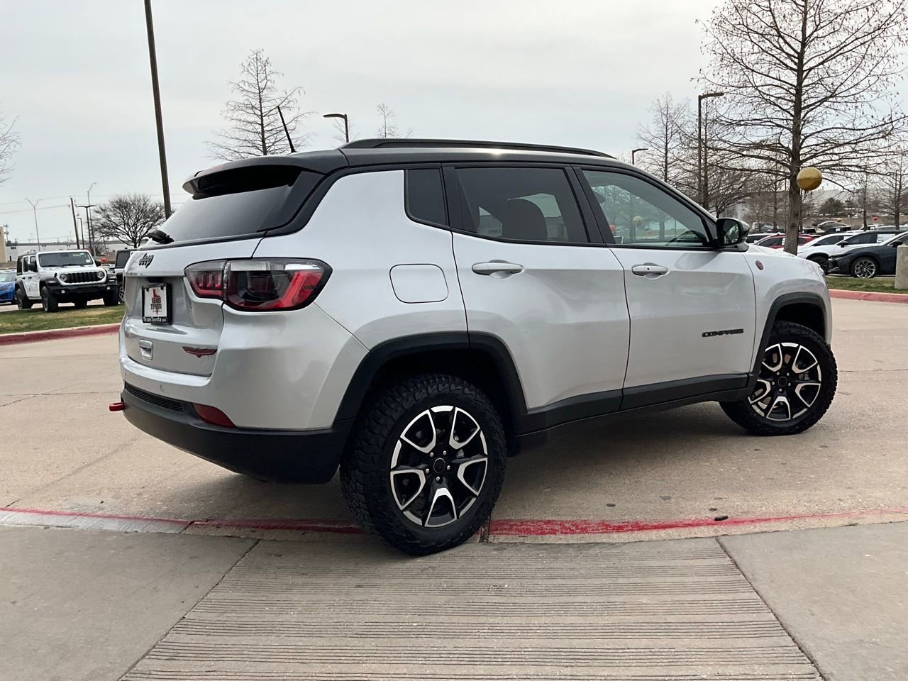 Used 2025 Jeep Compass Trailhawk image 6