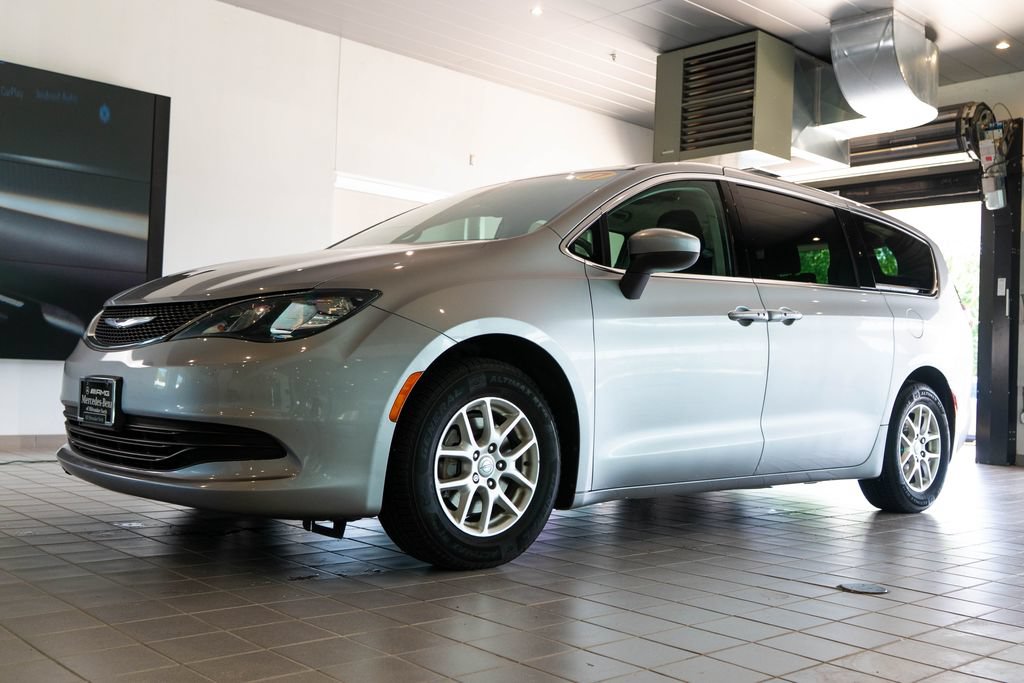 Used 2017 Chrysler Pacifica Touring FWD image 3