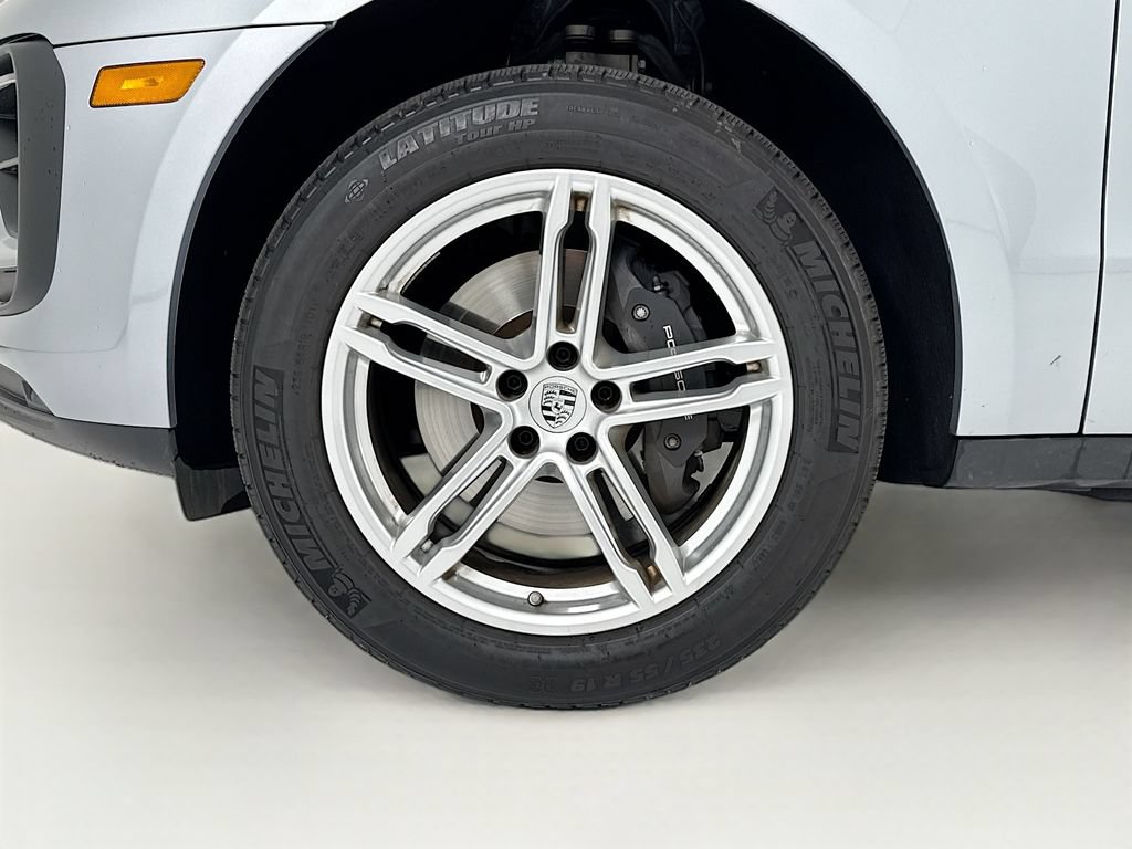 Certified 2025 Porsche Macan AWD/4WD image 35