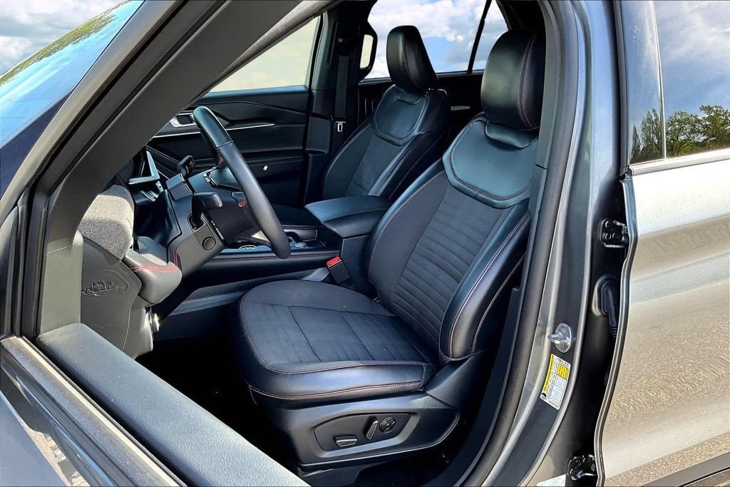 Used 2025 Ford Explorer ST-Line w/ Premium Package RWD image 23