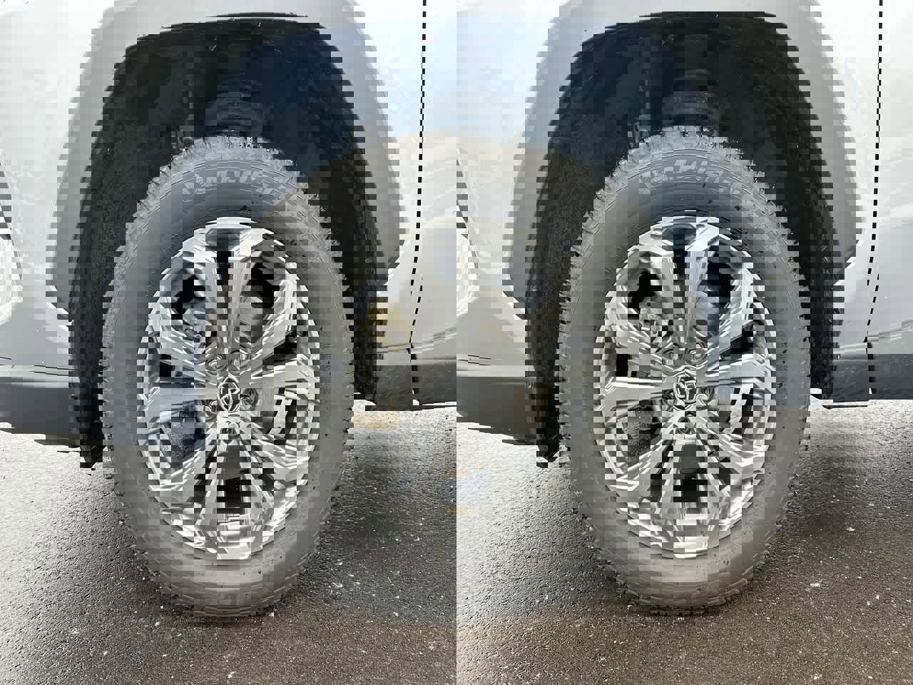 Used 2022 Toyota RAV4 XLE Premium image 19