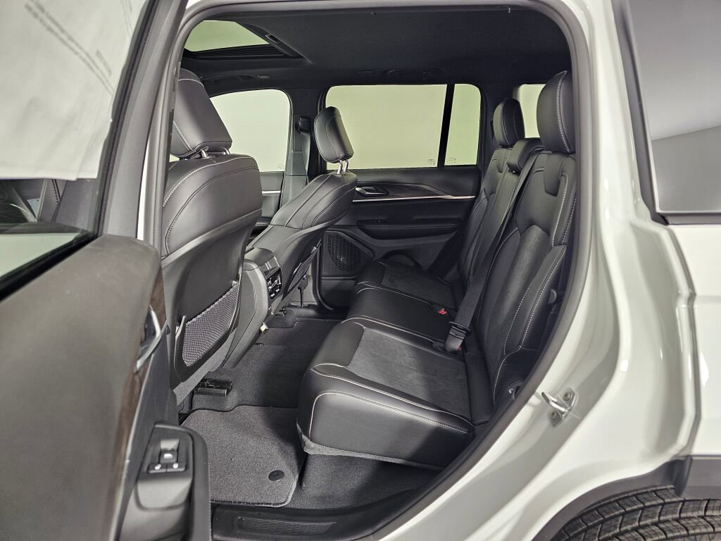 New 2026 Jeep Grand Cherokee Altitude image 32