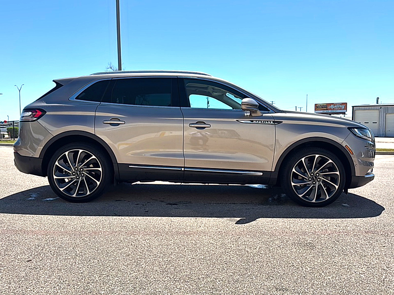 Used 2021 Lincoln Nautilus Reserve w/ Equipment Group 202A image 5