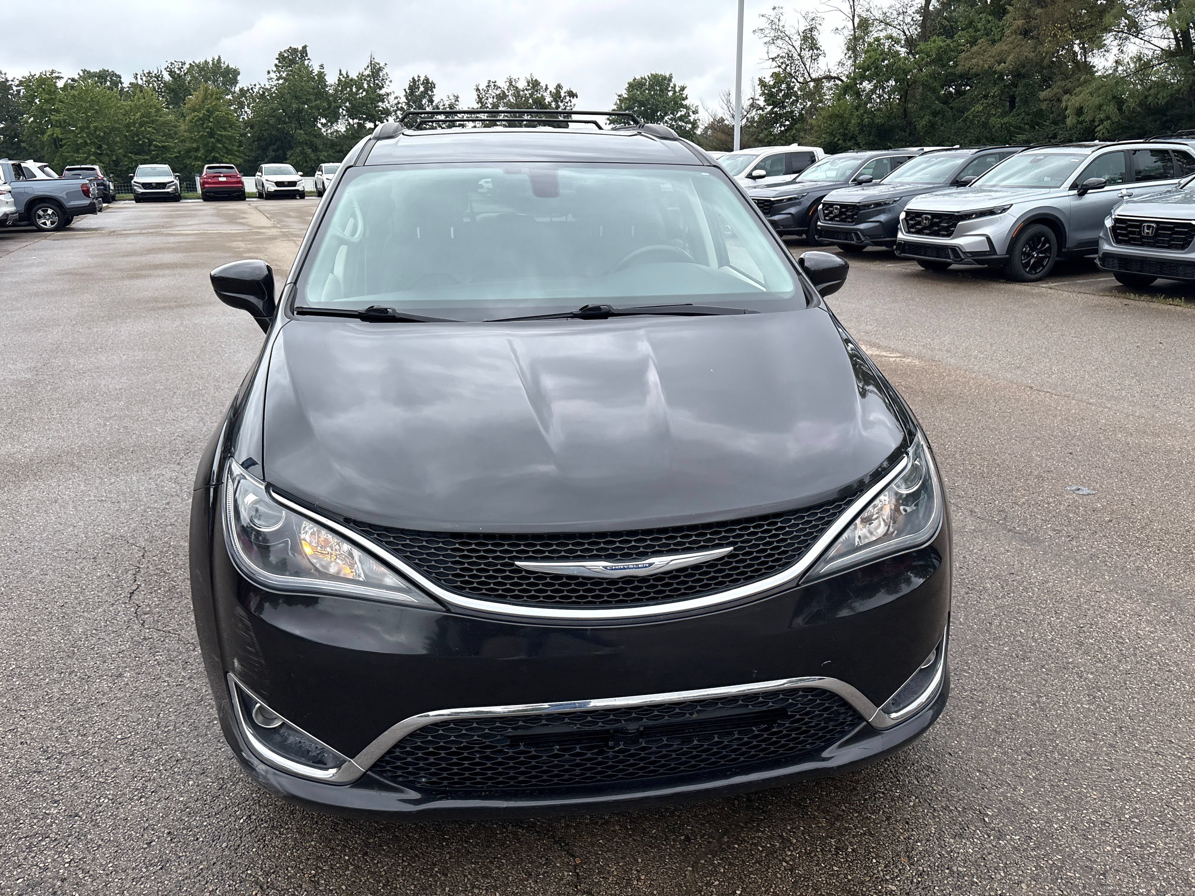 Used 2017 Chrysler Pacifica Touring-L FWD image 17