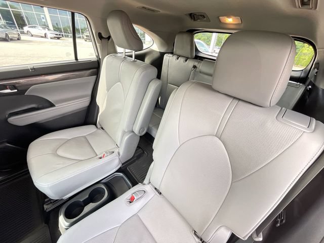 Used 2021 Toyota Highlander Limited FWD image 16