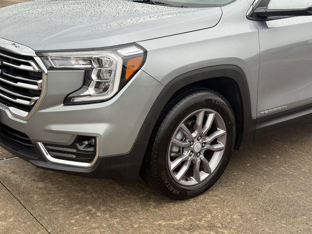 Used 2024 GMC Terrain SLT image 2