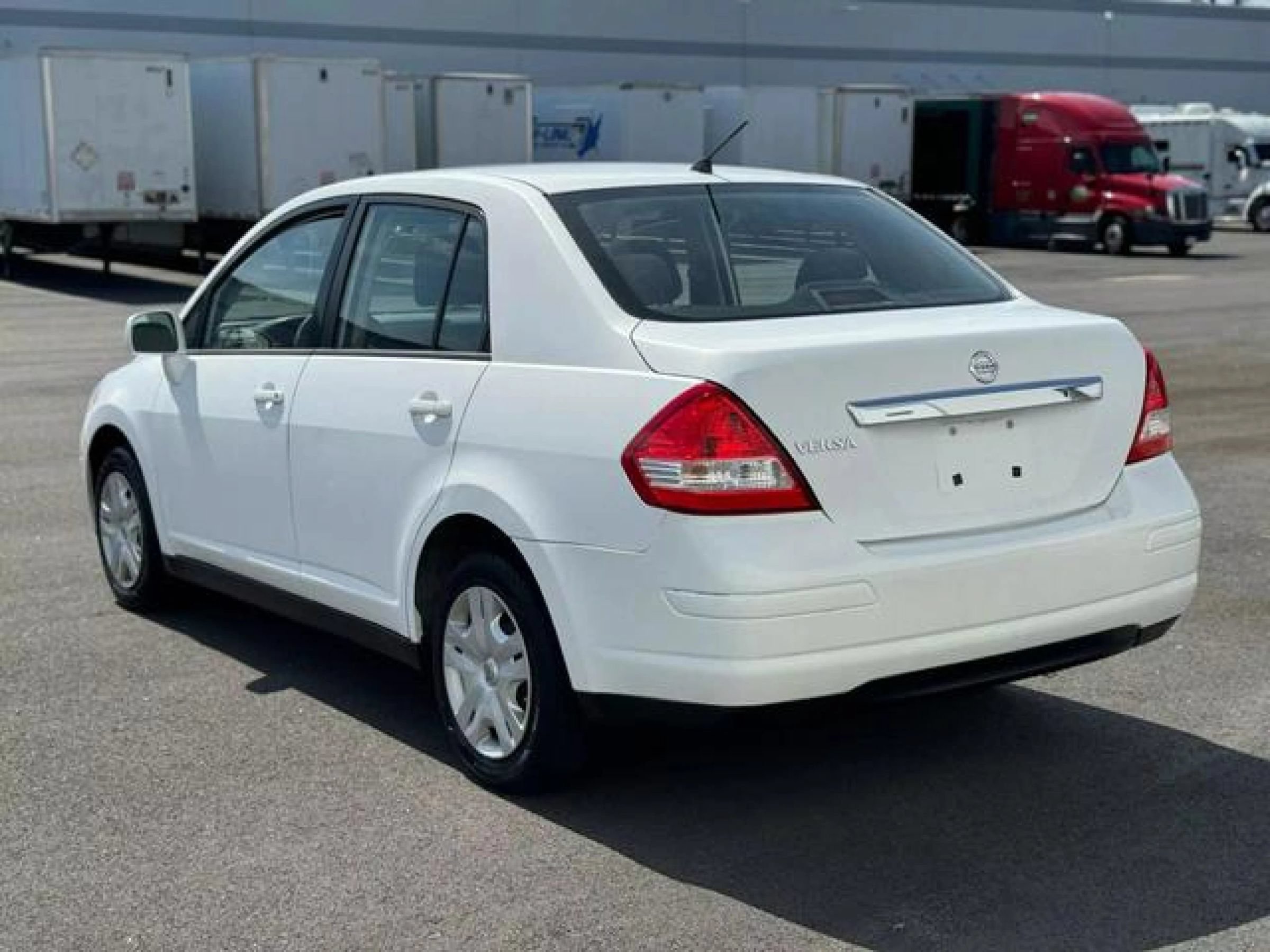 Used 2011 Nissan Versa 1.8 S FWD image 5