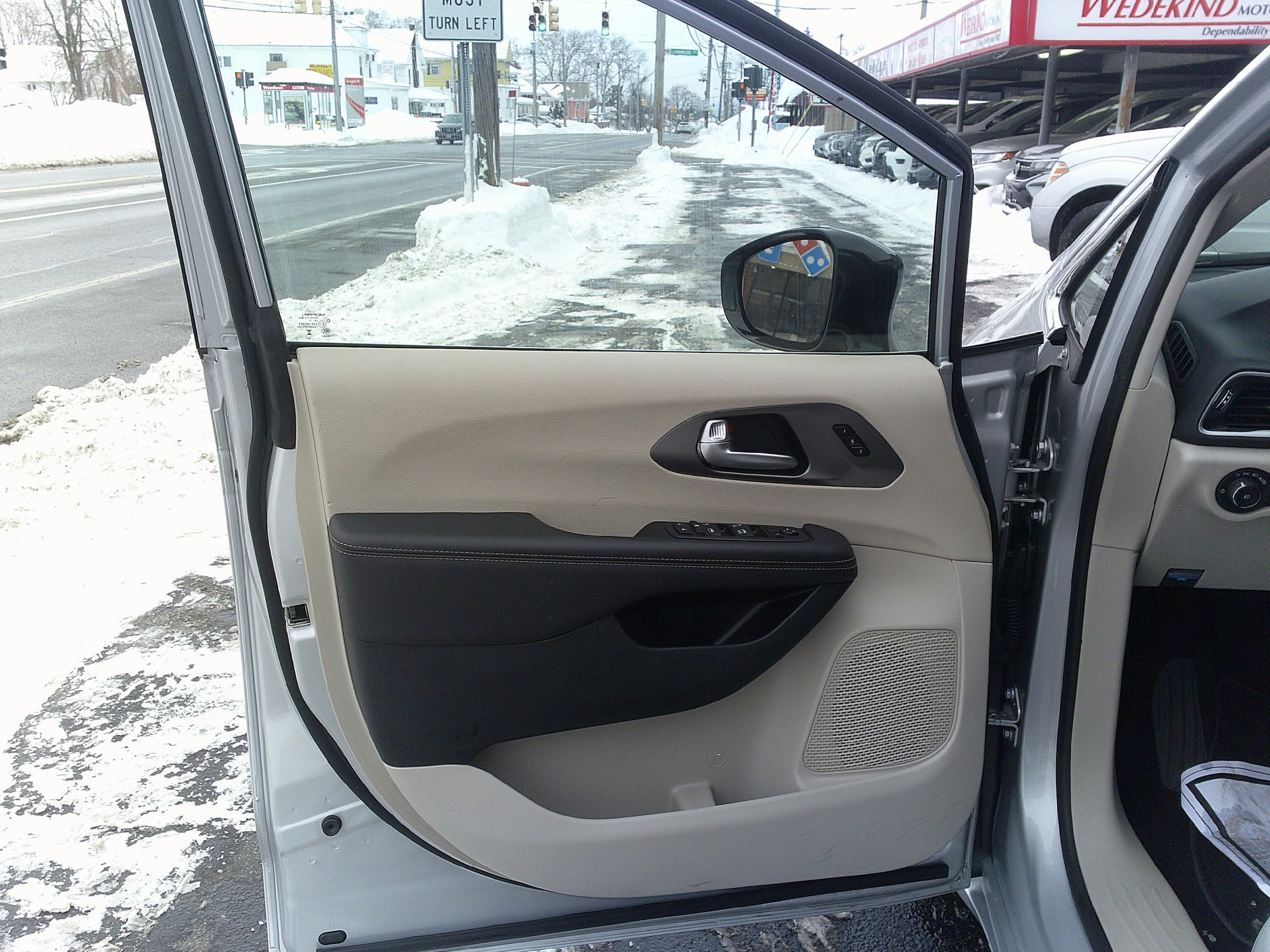 Used 2024 Chrysler Pacifica Touring-L image 15