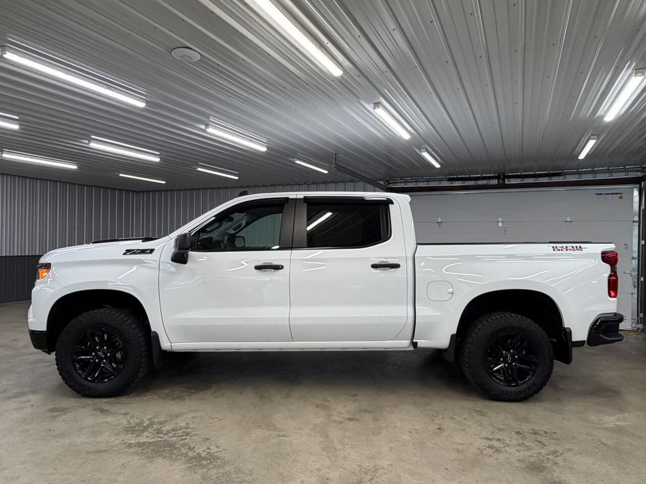 Used 2023 Chevrolet Silverado 1500 Custom Trail Boss w/ LPO, Dark Essentials Package AWD/4WD image 2