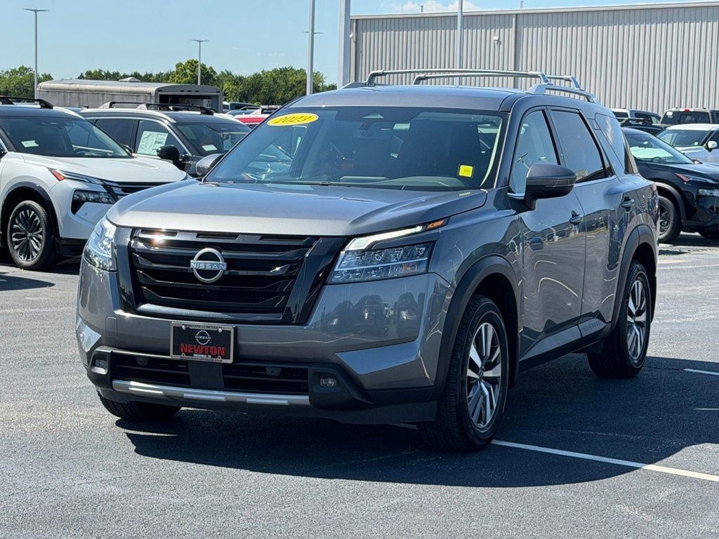 Used 2023 Nissan Pathfinder SL w/ Black Appearance Package FWD image 9