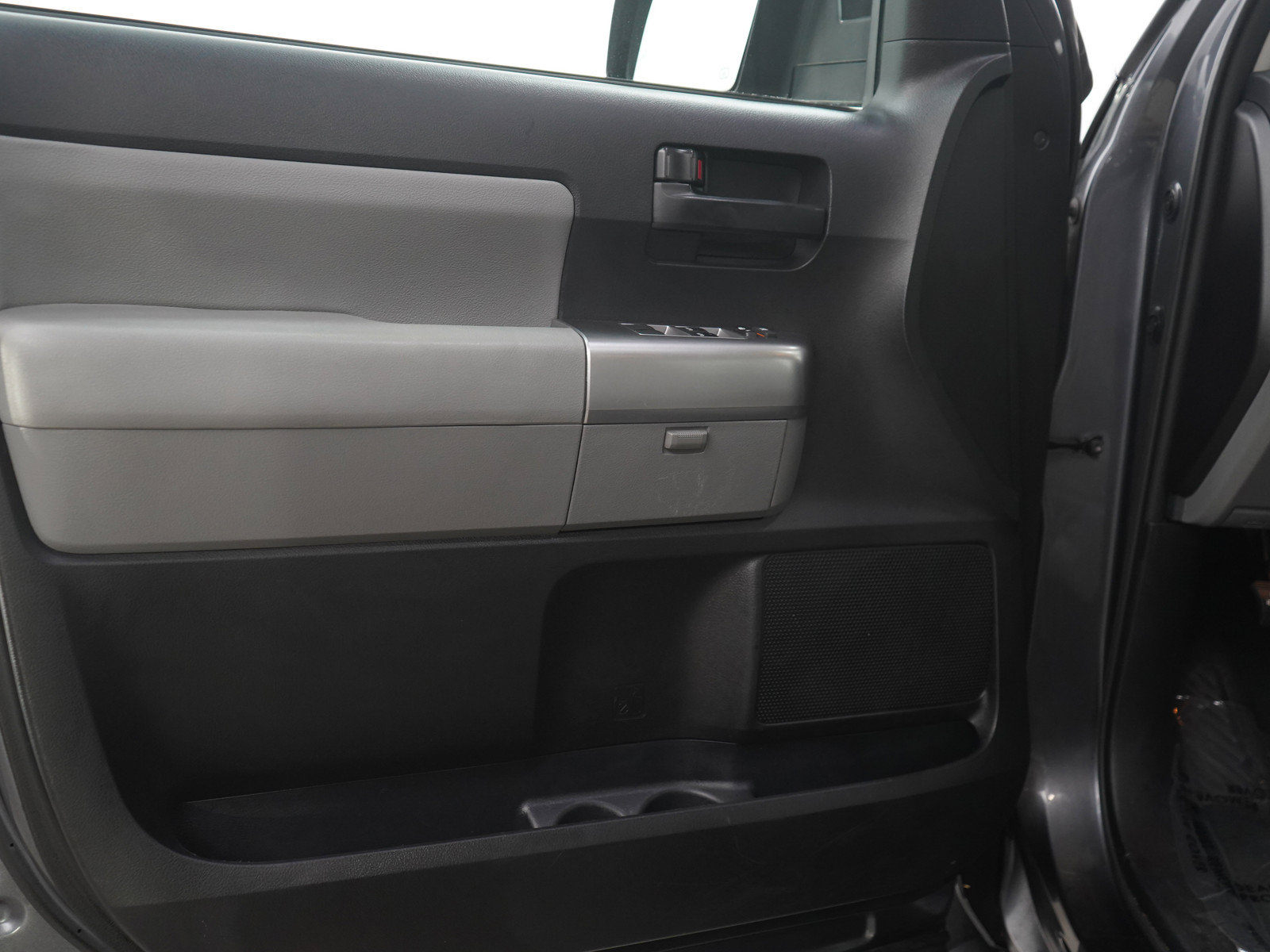 Used 2018 Toyota Sequoia SR5 AWD/4WD image 19