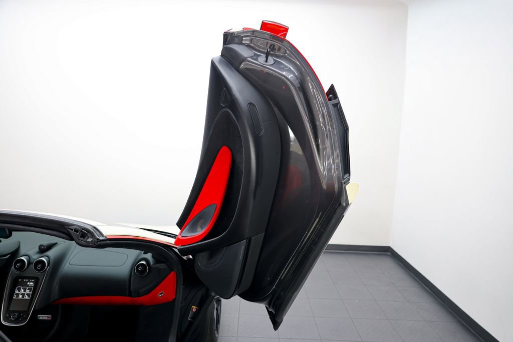 Used 2019 McLaren 570S Spider image 18