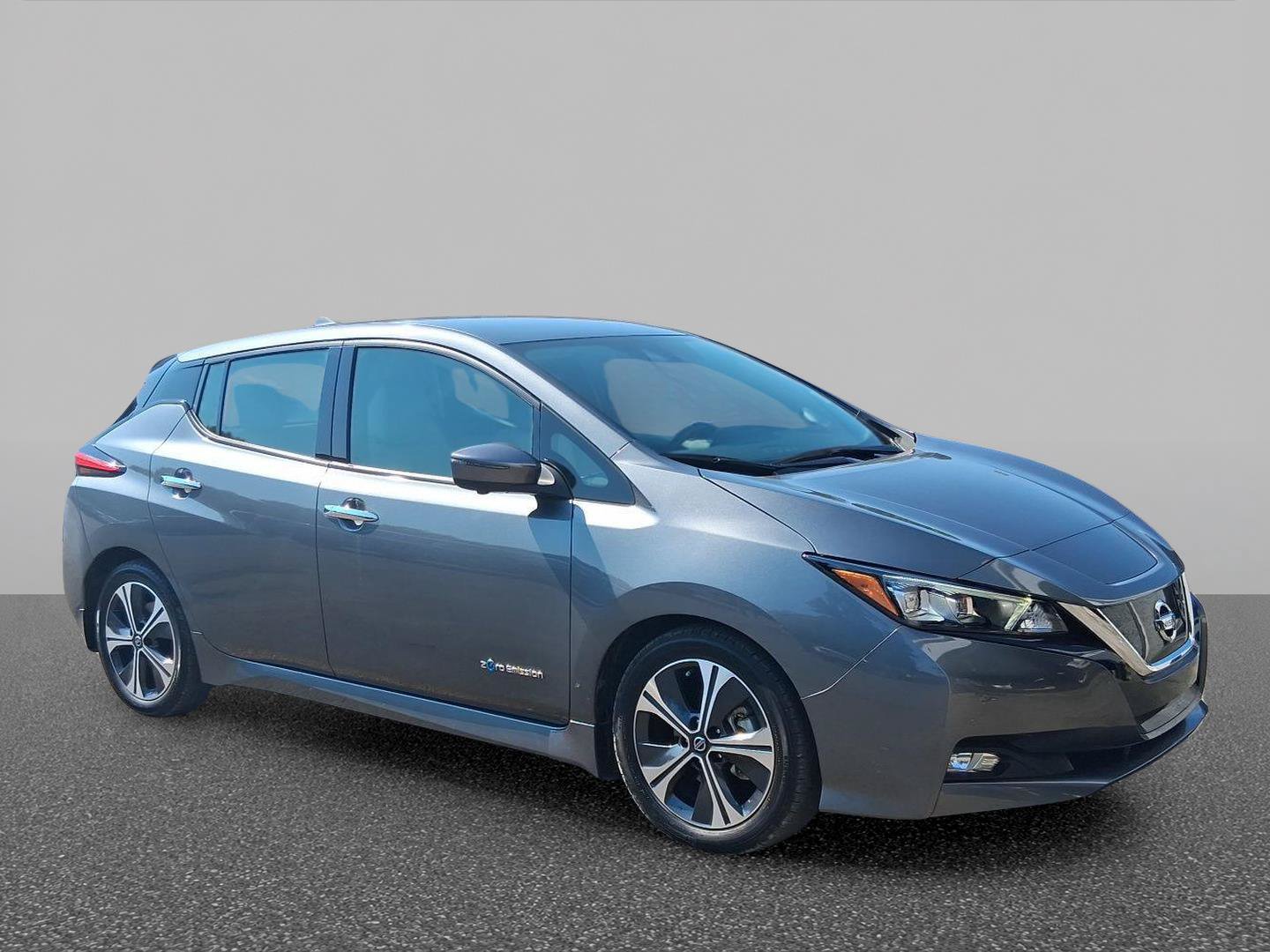 Used 2018 Nissan Leaf SL w/ SL Technology Package FWD image 2