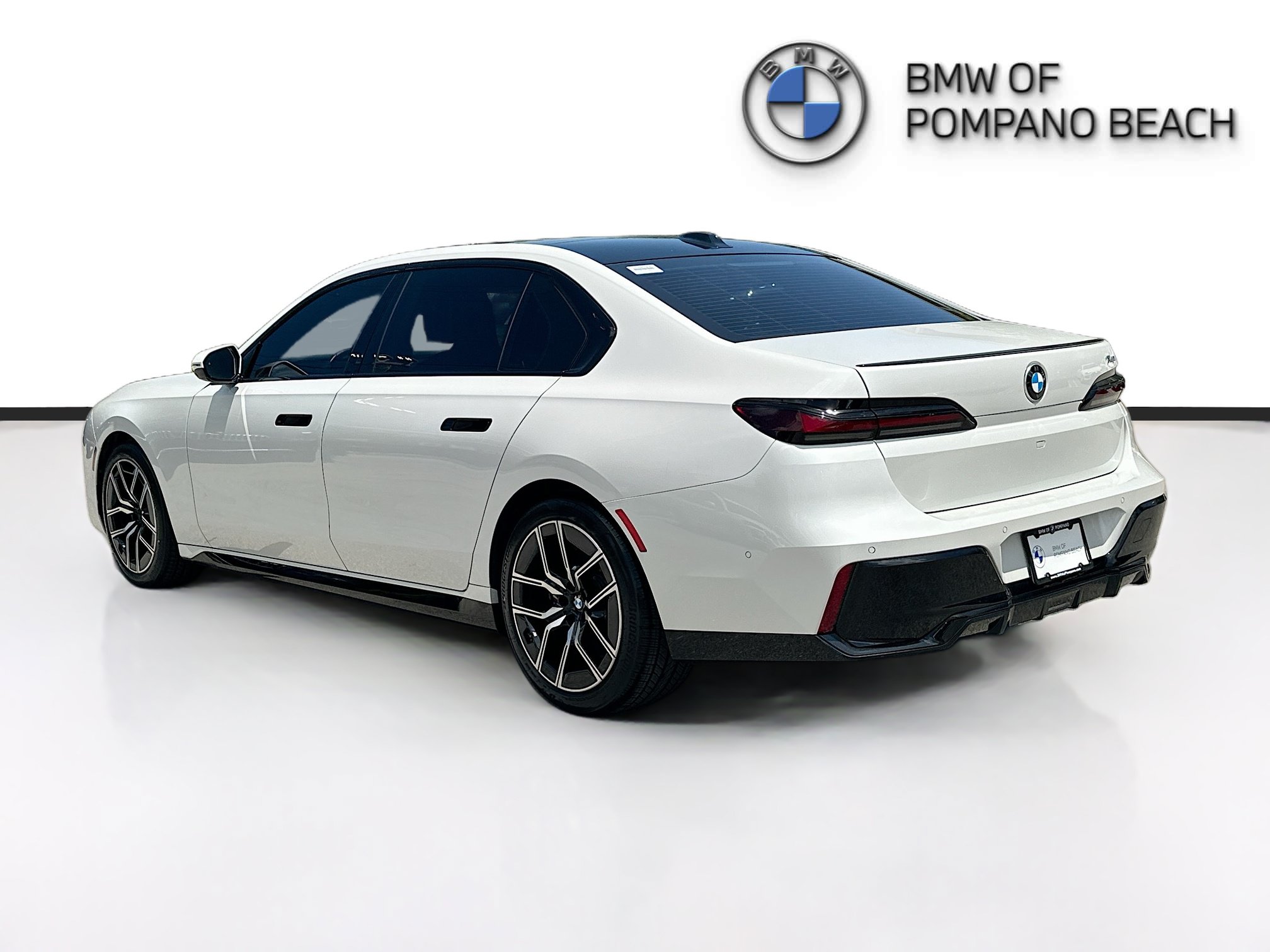 Used 2023 BMW 740i w/ Parking Assistance Package RWD image 5