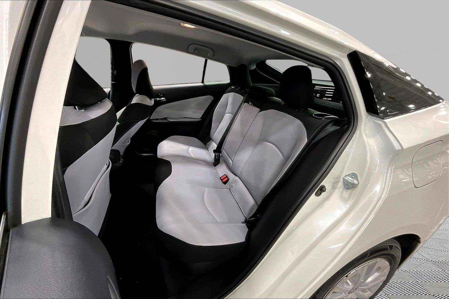 Used 2020 Toyota Prius LE image 22