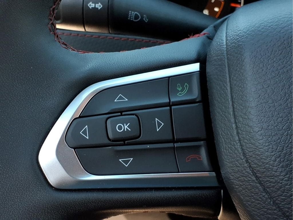 Used 2025 Jeep Compass Trailhawk AWD/4WD image 21