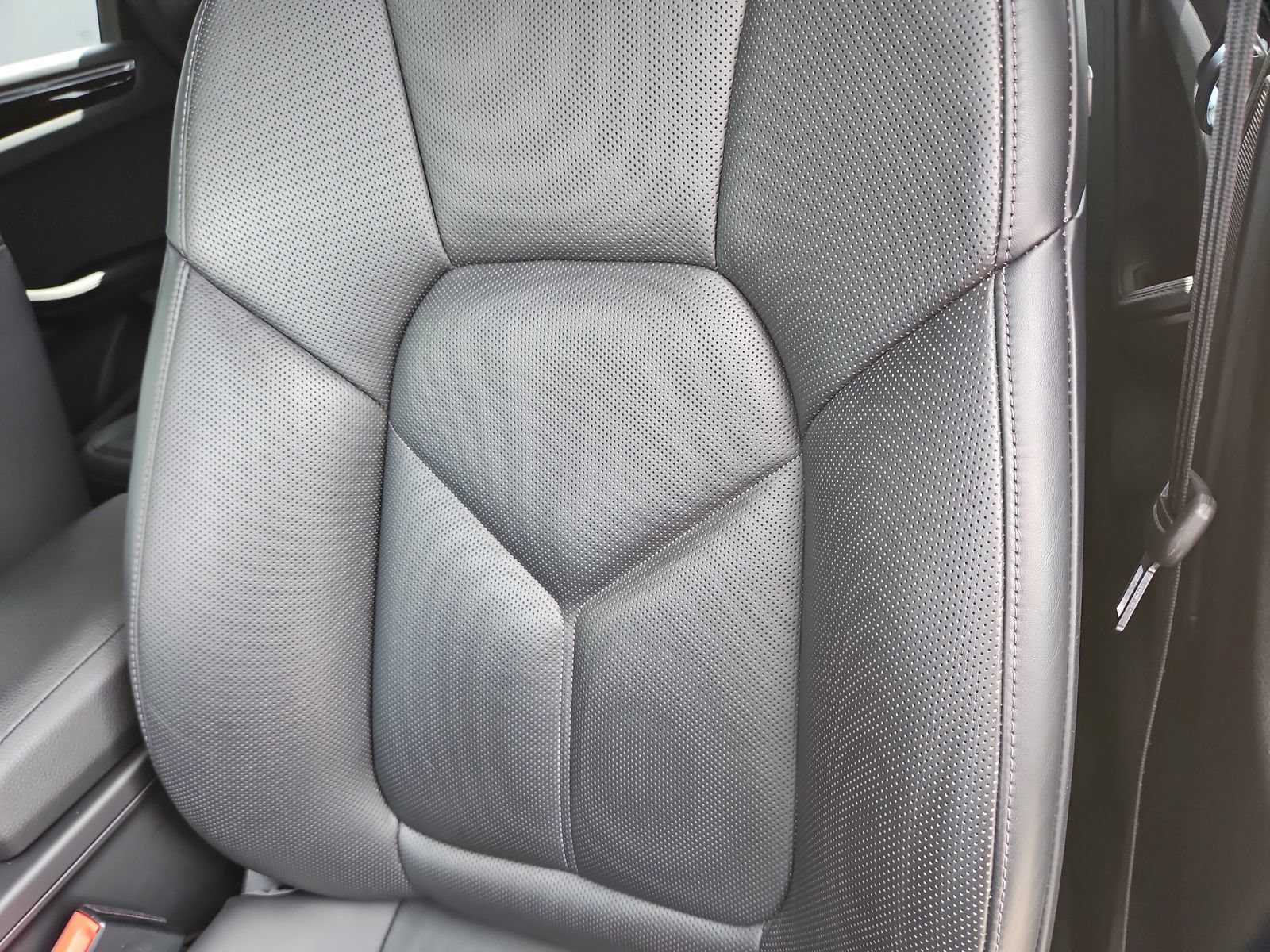 Used 2024 Porsche Macan AWD/4WD image 15