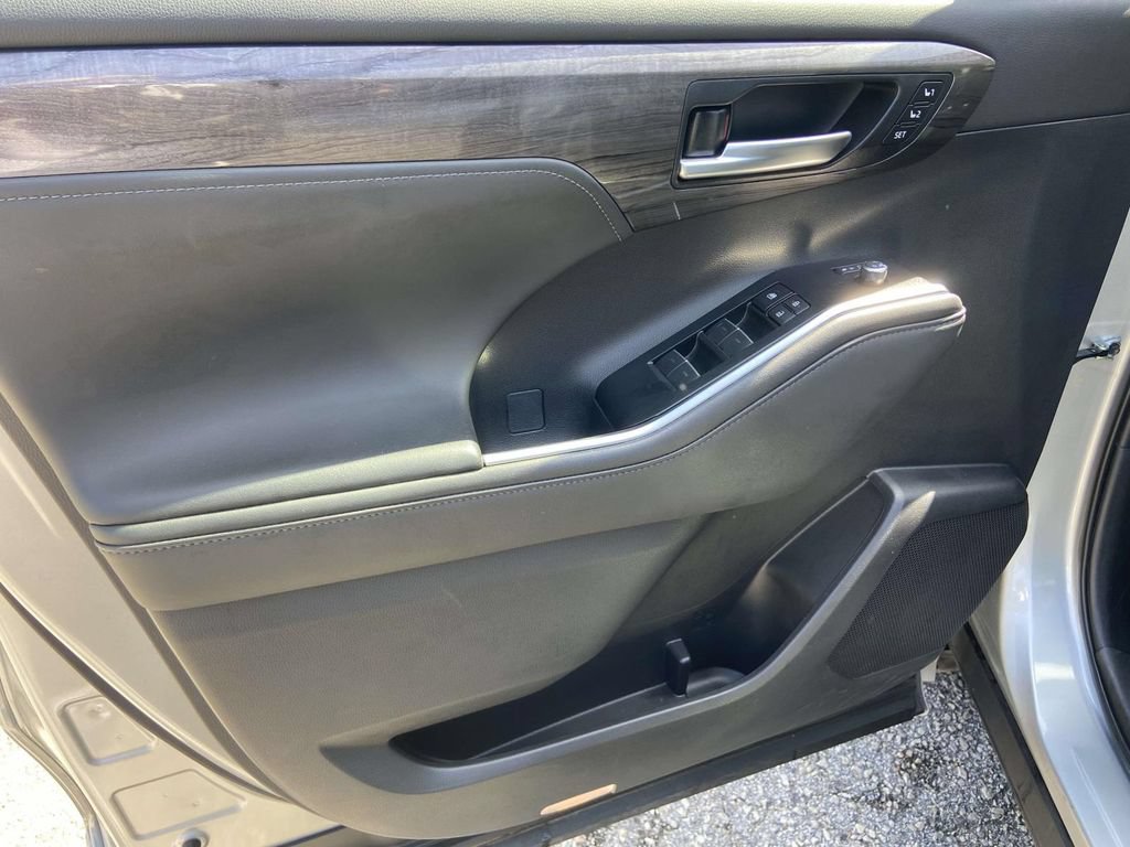 Used 2025 Toyota Highlander Platinum AWD/4WD image 16
