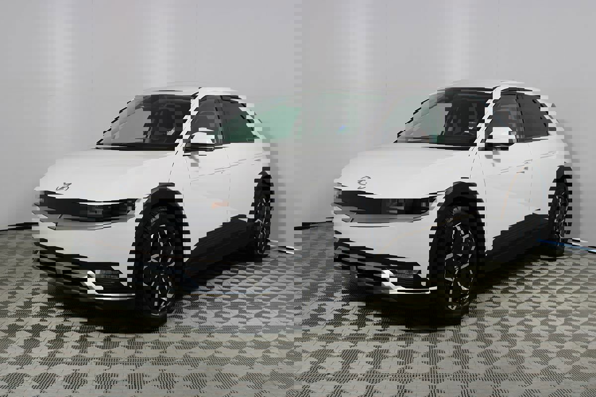 Used 2024 Hyundai Ioniq 5 SE image 3