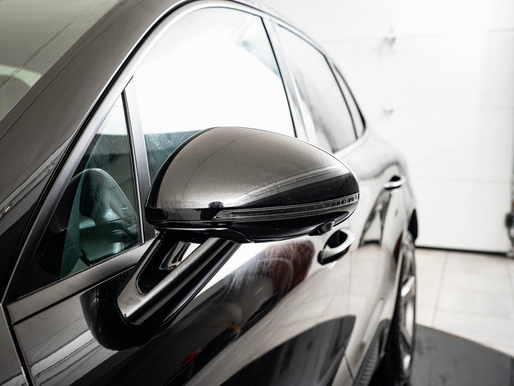 Certified 2024 Porsche Macan image 16