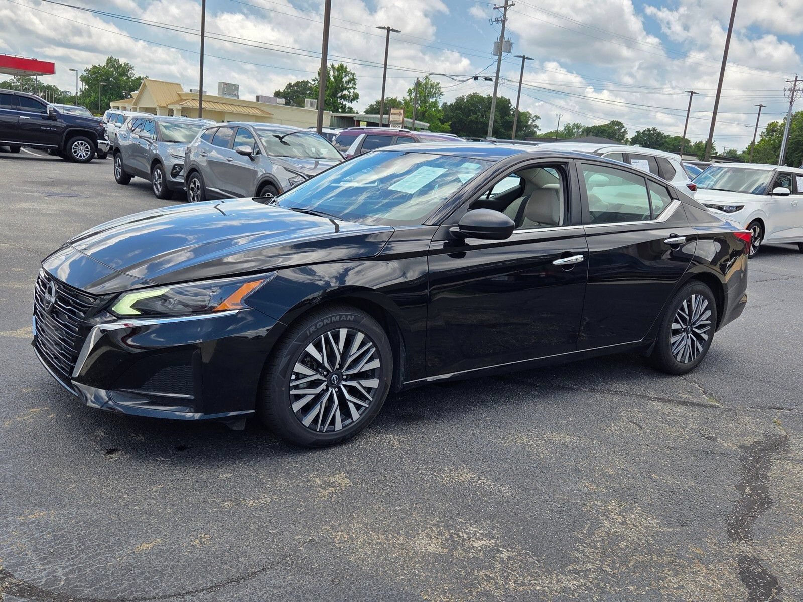 Used 2025 Nissan Altima 2.5 SV FWD image 3