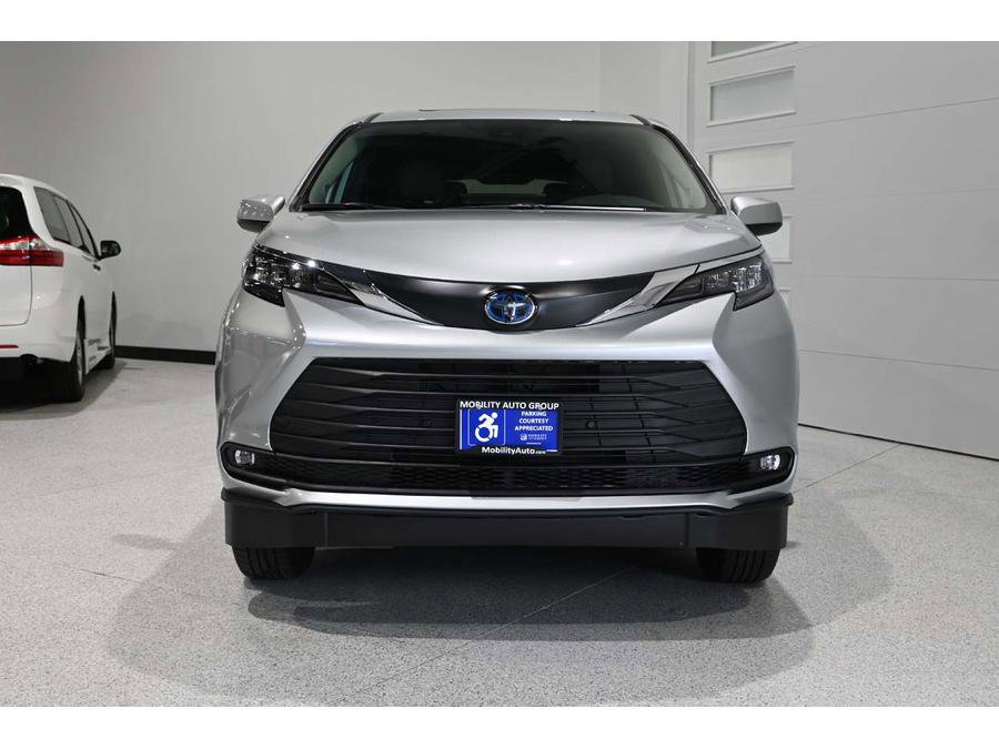 New 2025 Toyota Sienna XLE w/ XLE Plus Package image 4