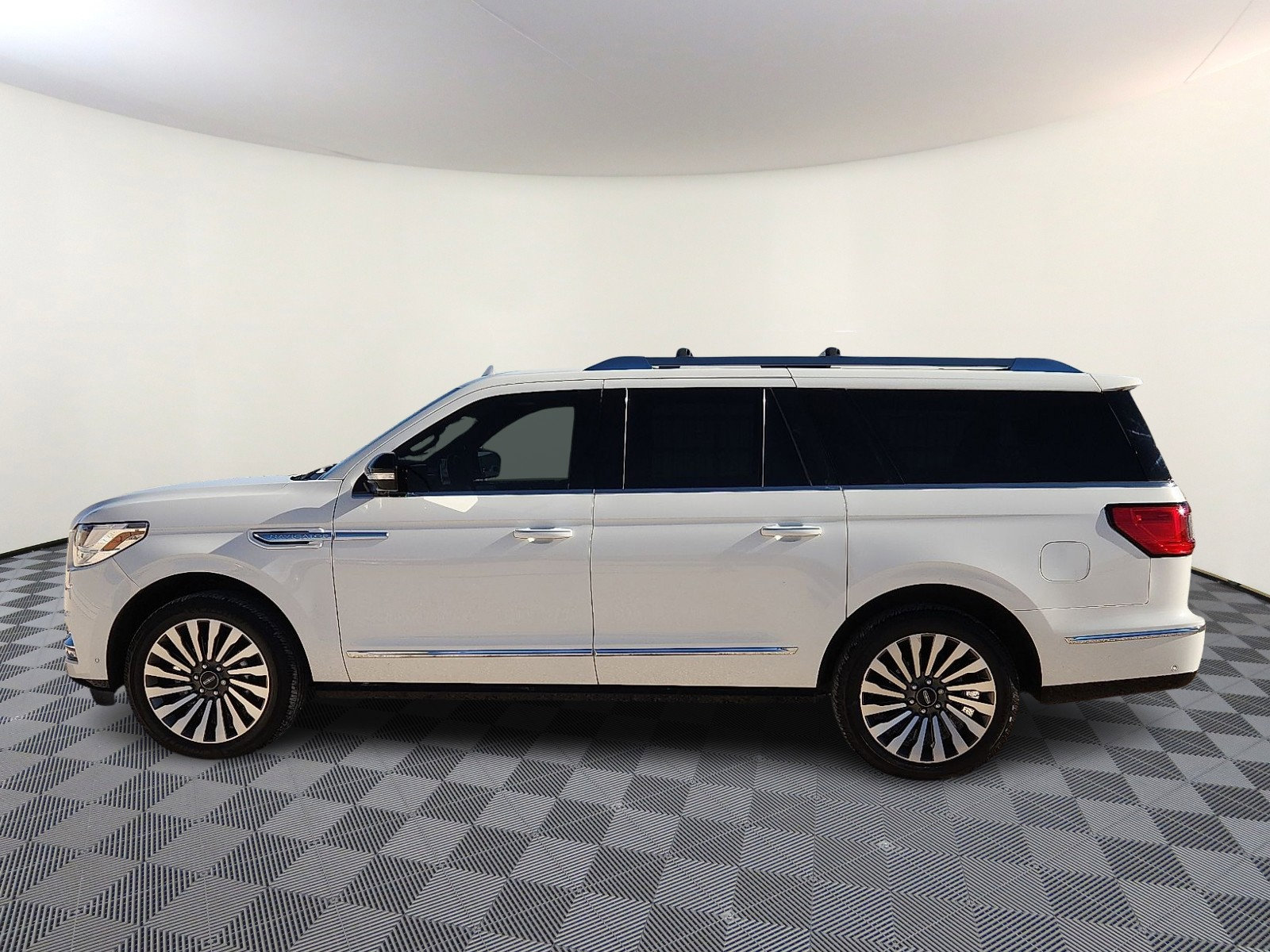 Used 2021 Lincoln Navigator L Reserve w/ Luxury Package image 2