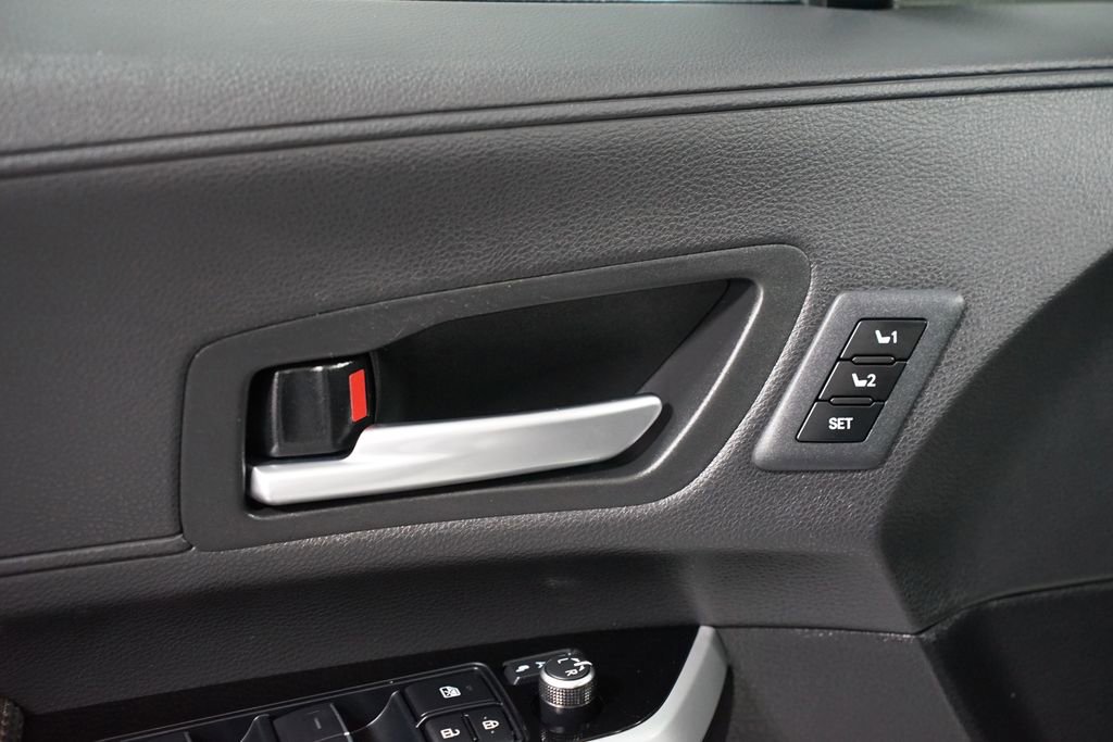 Used 2025 Toyota Sienna Limited image 33