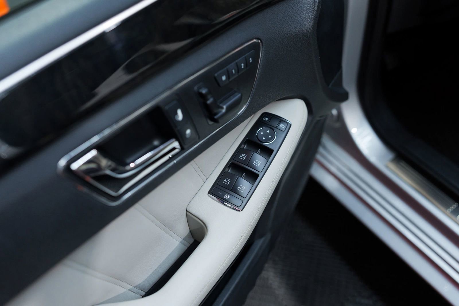Used 2010 Mercedes-Benz E 550 4MATIC Sedan image 29