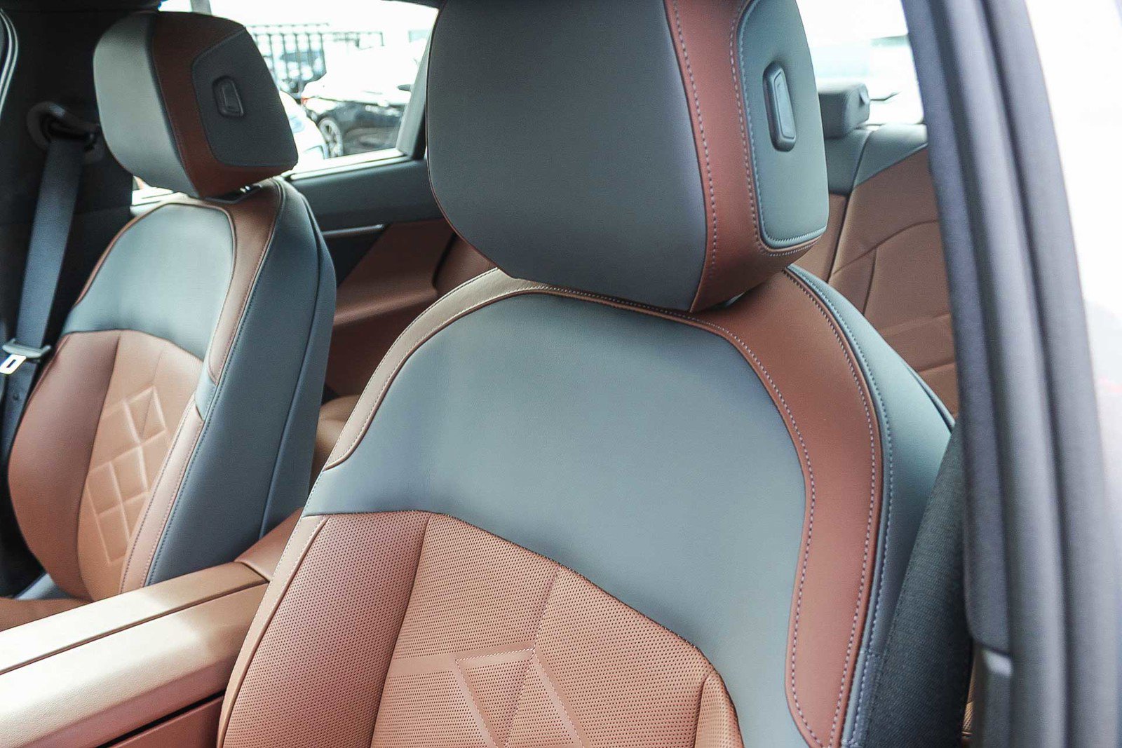 Used 2025 BMW i5 xDrive40 image 25