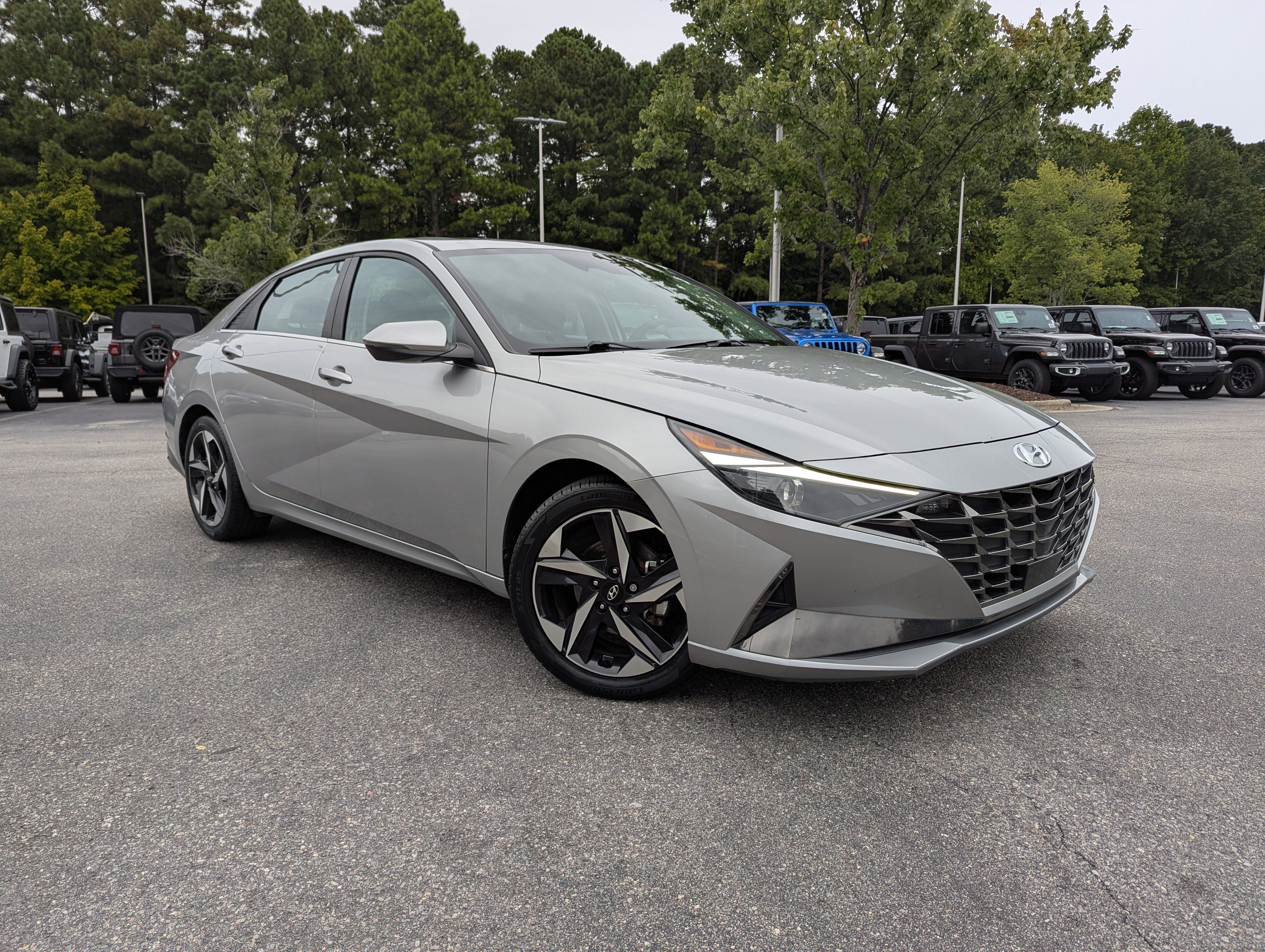 Used 2021 Hyundai Elantra SEL w/ Convenience + Premium Package image 3