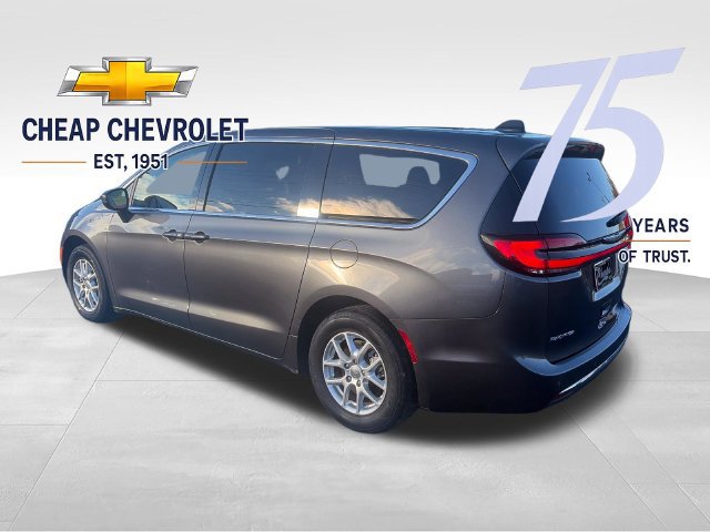 Used 2023 Chrysler Pacifica Touring-L FWD image 3