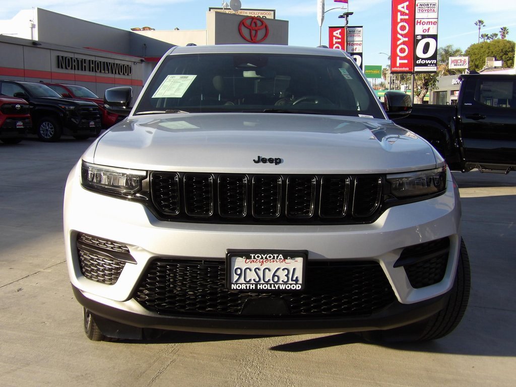 Used 2022 Jeep Grand Cherokee Altitude image 3