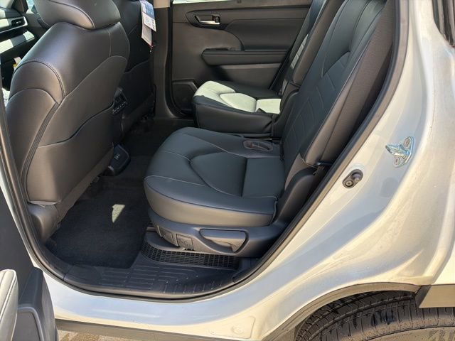 Used 2023 Toyota Highlander XLE image 11