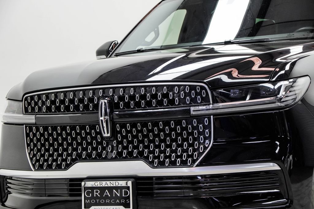 Used 2025 Lincoln Navigator Reserve AWD/4WD image 2