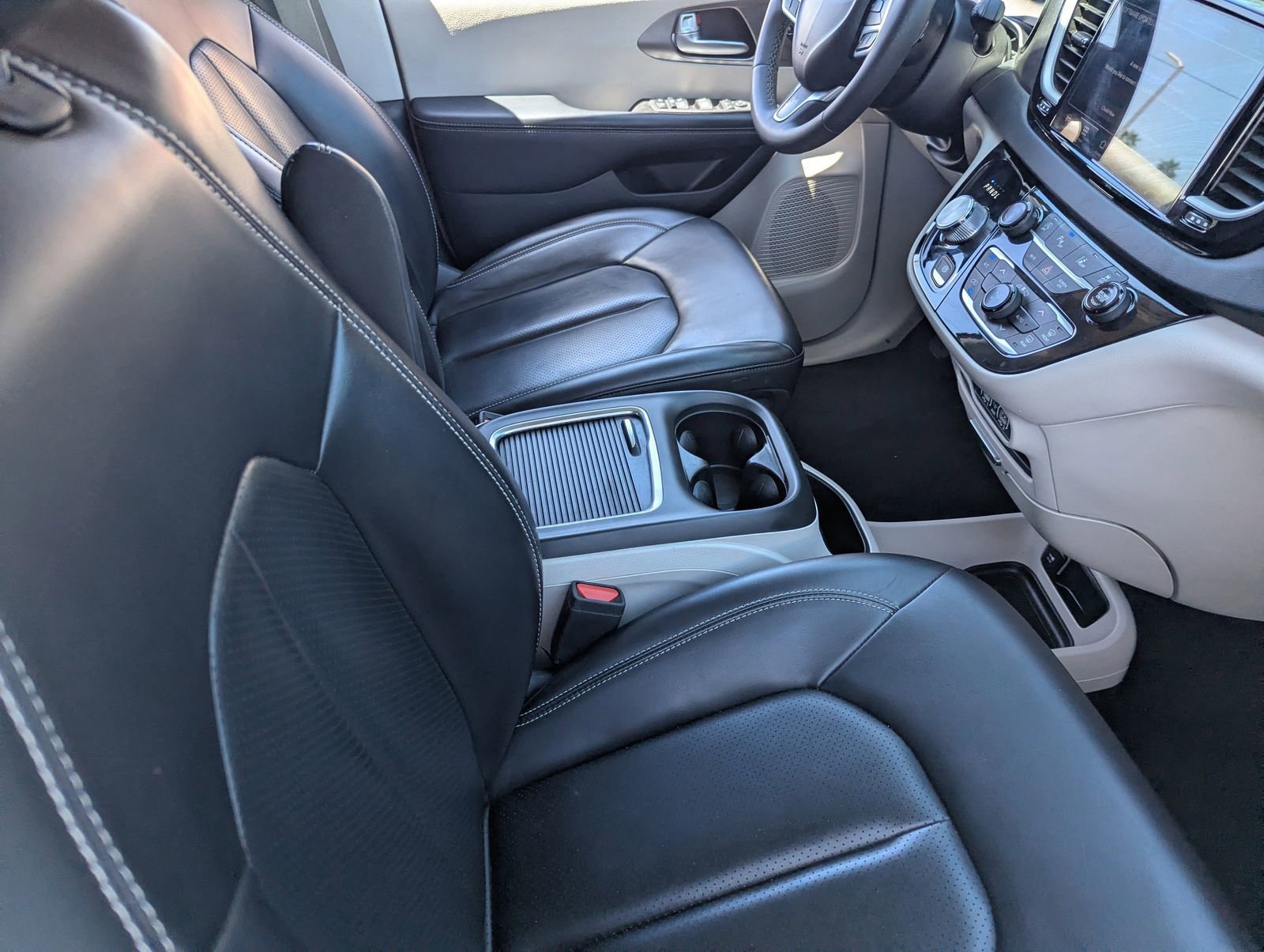 Used 2023 Chrysler Pacifica Touring-L image 11