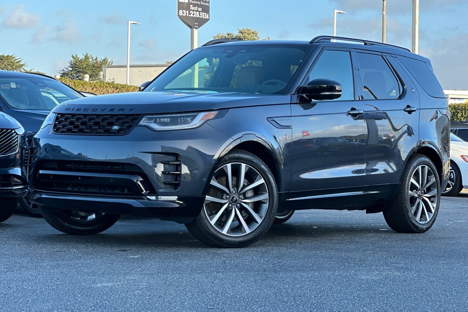 New 2025 Land Rover Discovery Dynamic SE image 1