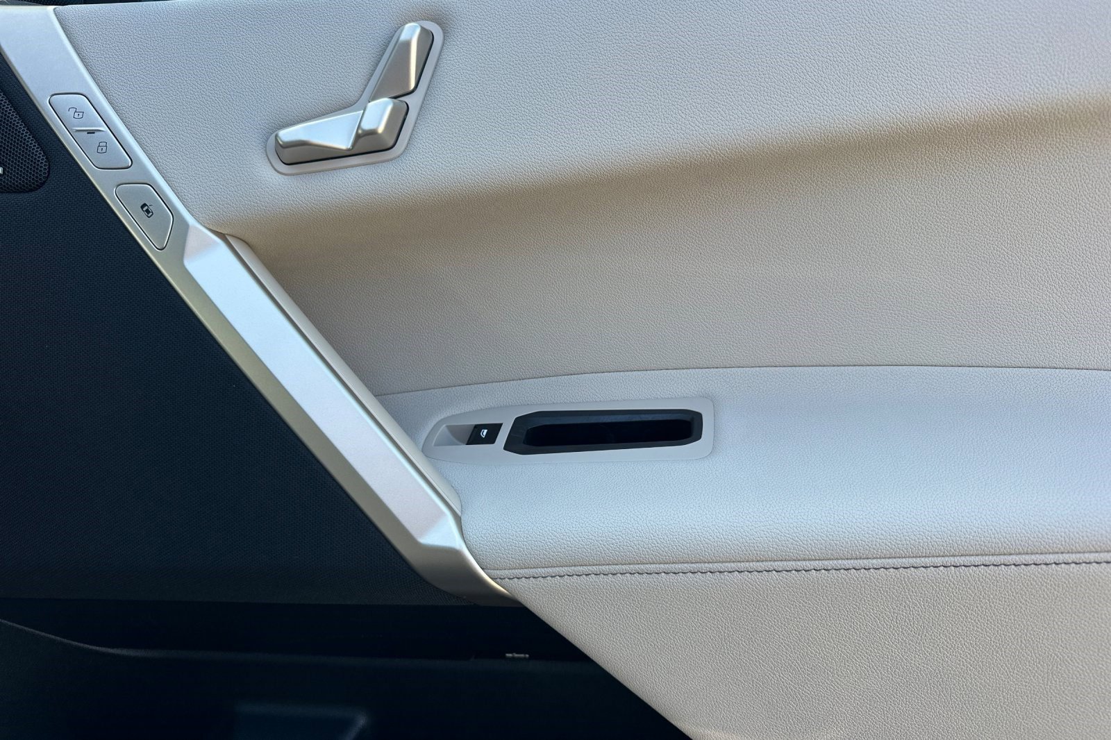 Used 2025 BMW iX xDrive50 image 22