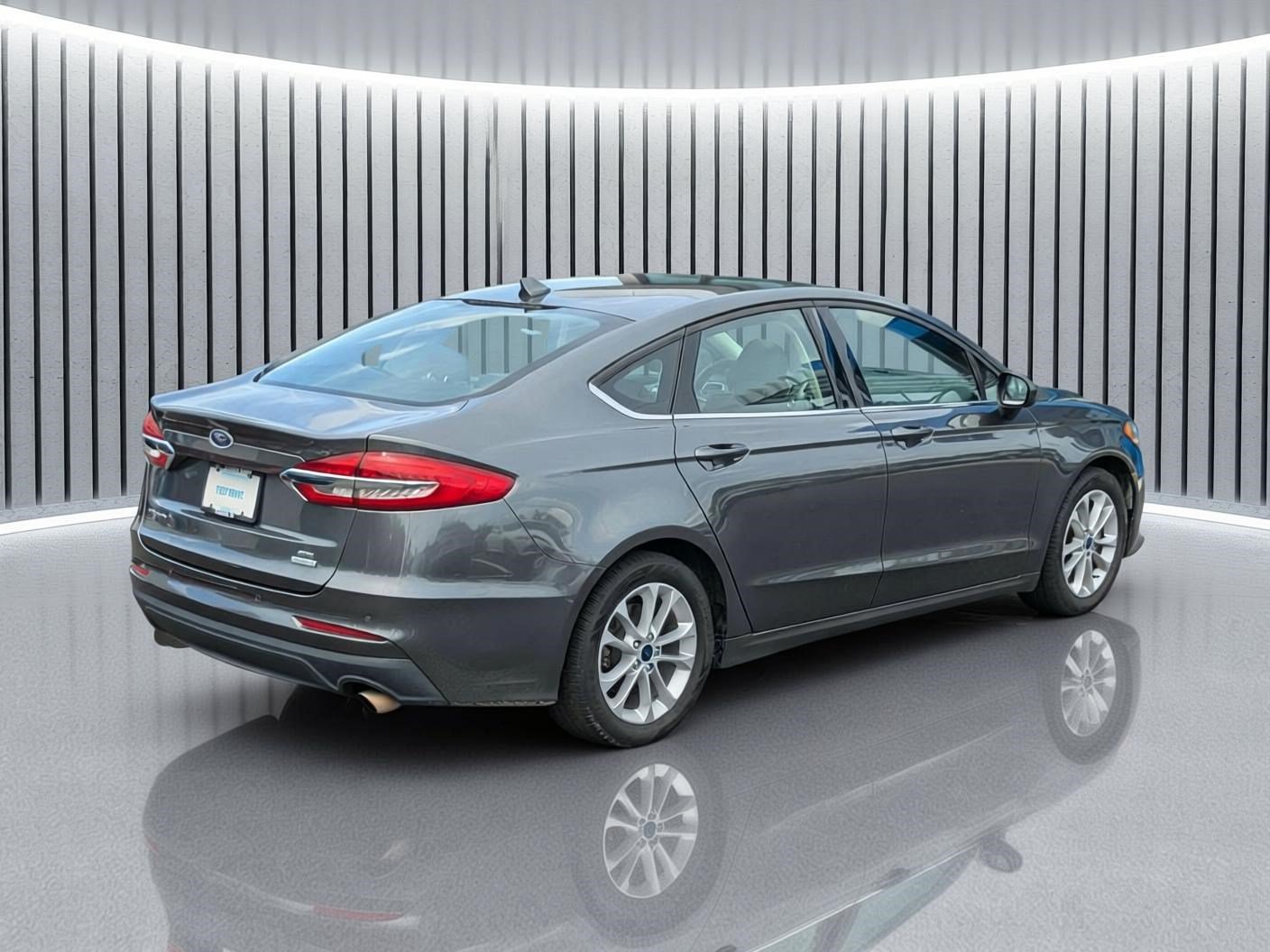 Used 2020 Ford Fusion SE FWD image 5