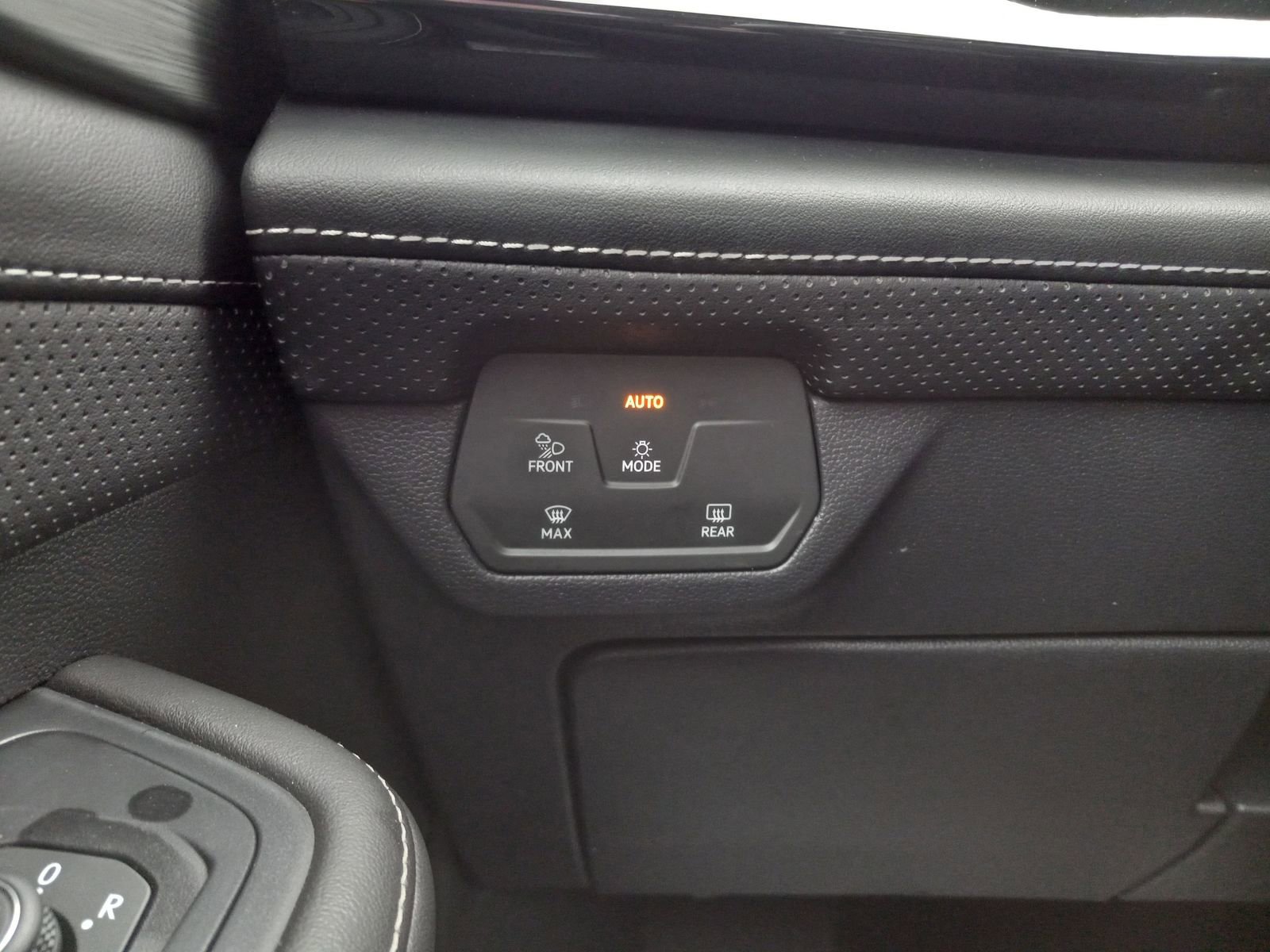 Used 2025 Volkswagen Atlas Cross Sport SE image 25