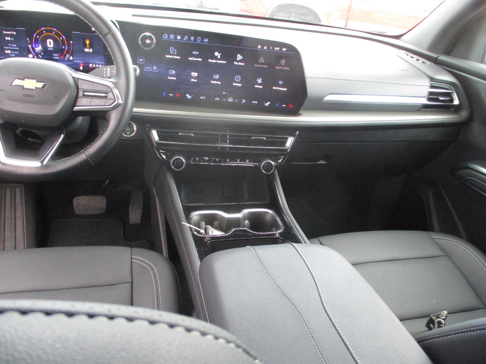 Used 2025 Chevrolet Traverse LT image 13