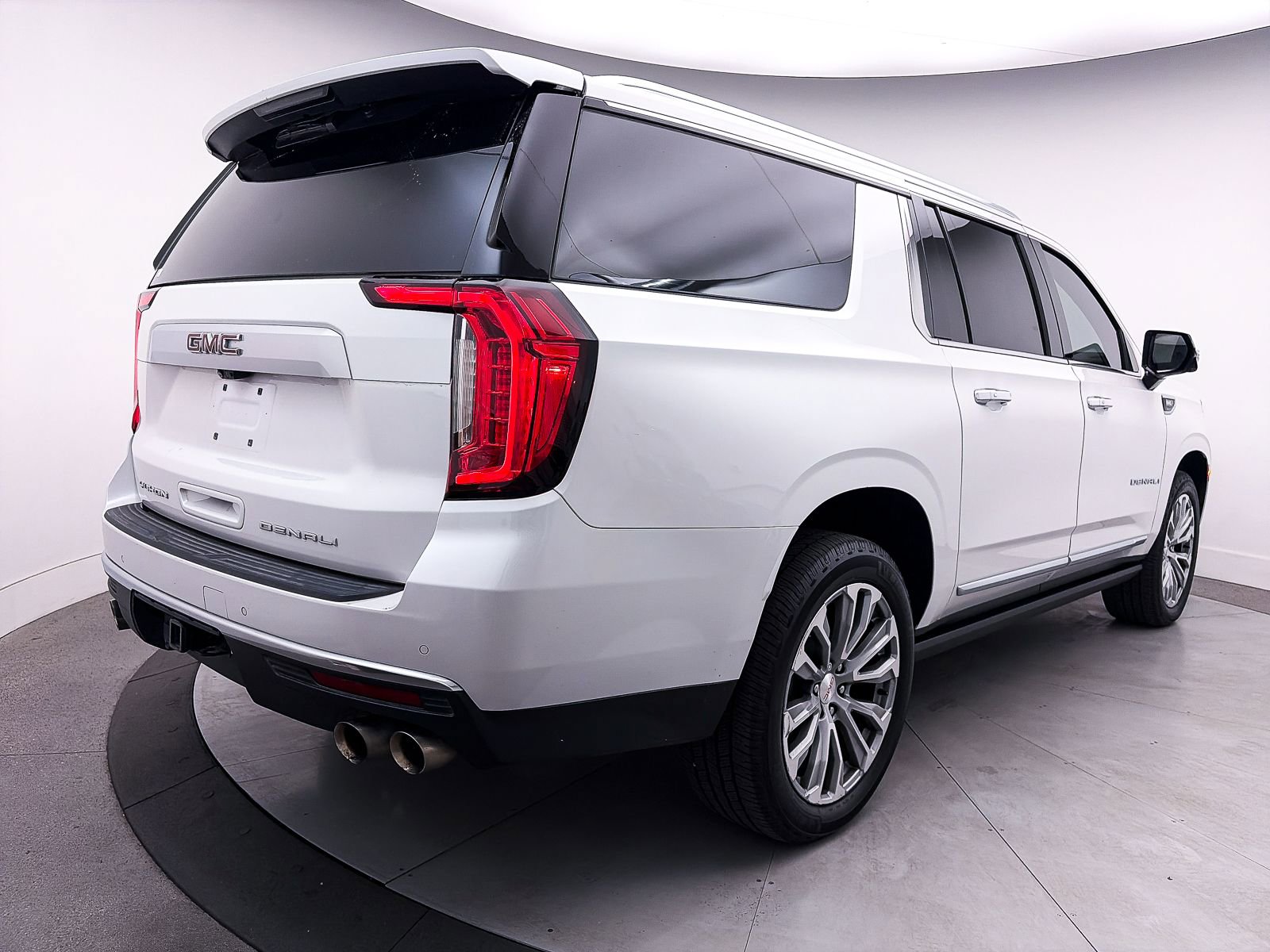 Used 2021 GMC Yukon XL Denali w/ Denali Premium Package image 16