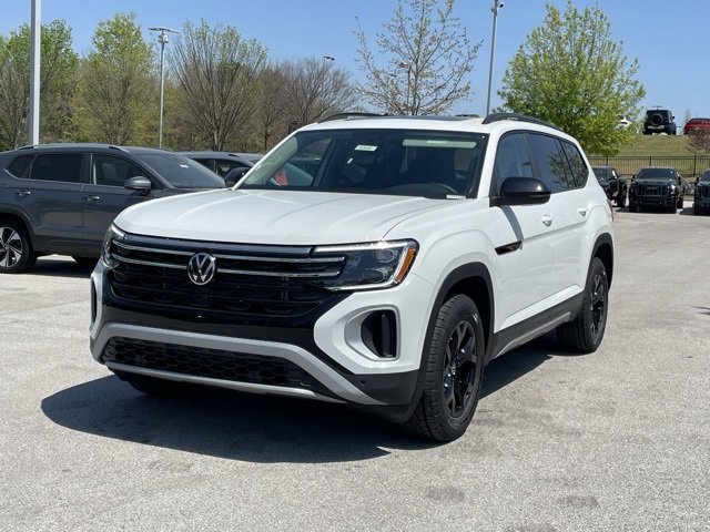 New 2025 Volkswagen Atlas Peak Edition SE image 3