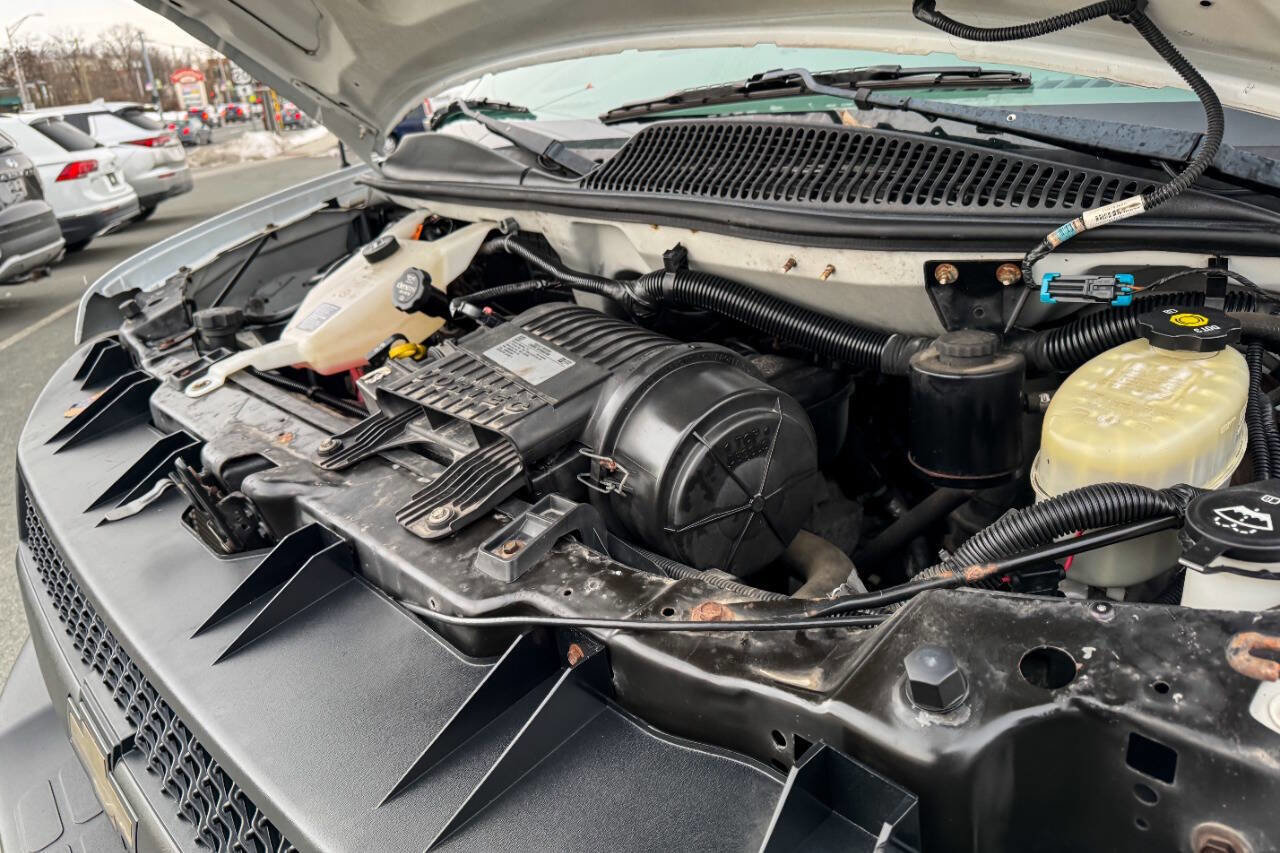 Used 2017 Chevrolet Express 2500 image 31