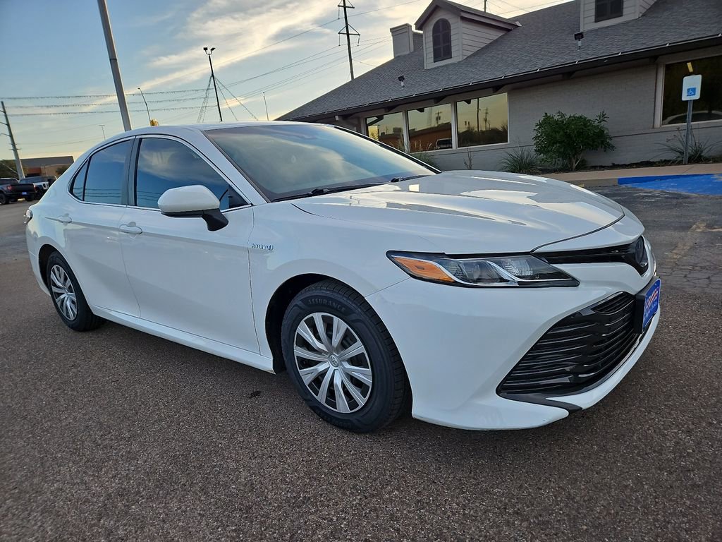 Used 2018 Toyota Camry LE image 1